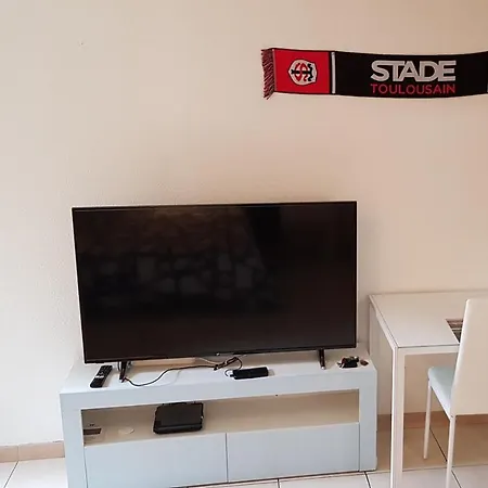 Metro Argoulets Apartment